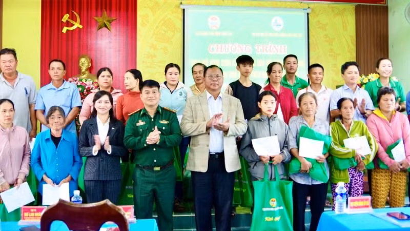 Đại diện lãnh đạo Bộ Chỉ huy Bộ đội Biên phòng tỉnh và Hội Nông dân tỉnh trao quà tặng các gia đình hội viên nông dân khó khăn.