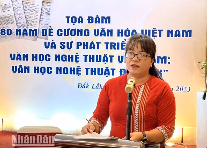 Nhà văn Niê Thanh Mai, Chủ tịch Hội Văn học nghệ thuật tỉnh Đắk Lắk phát biểu đề dẫn buổi tọa đàm.