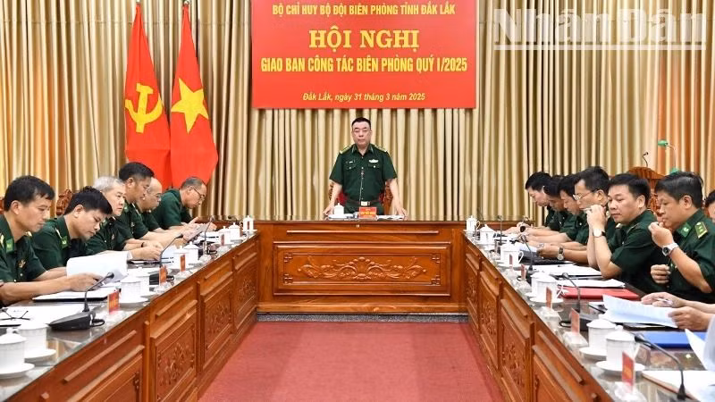 Đại tá Đào Viết Hùng, Chỉ huy trưởng Bộ đội Biên phòng tỉnh phát biểu tại hội nghị giao ban.