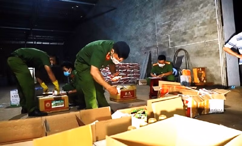 Công an tỉnh Đắk Lắk phát hiện, bắt giữ, khởi tố 1 vụ buôn lậu 200 sản phẩm thuốc bảo vệ thực vật chứa thành phần không được phép sản xuất, lưu hành tại Việt Nam từ Campuchia về Đắk Lắk để tiêu thụ. Công an tỉnh Đắk Lắk phát hiện, bắt giữ, khởi tố 1 vụ buôn lậu 200 sản phẩm thuốc bảo vệ thực vật chứa thành phần không được phép sản xuất, lưu hành tại Việt Nam từ Campuchia về Đắk Lắk để tiêu thụ.