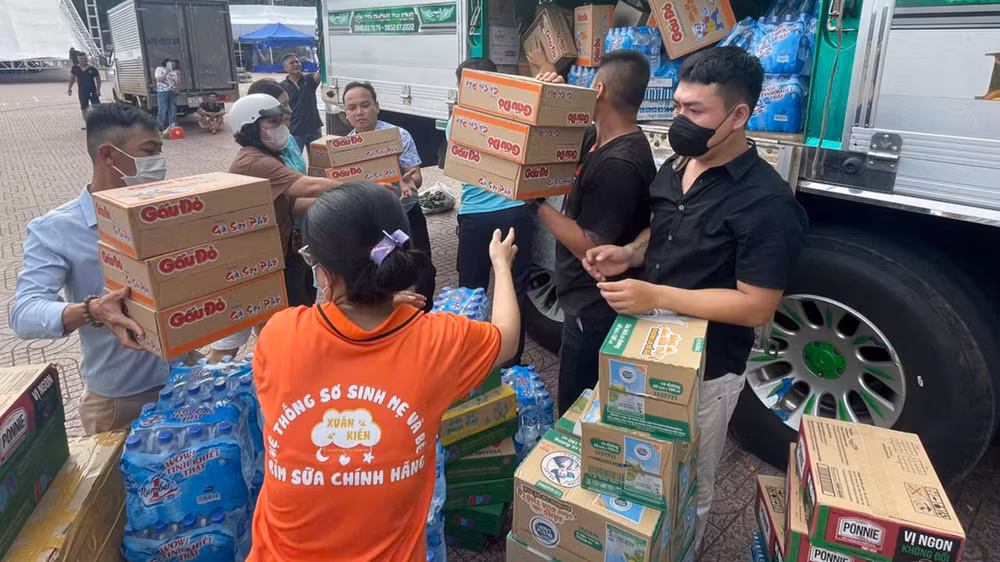 Đến nay đã nhân dân các dân tộc tỉnh Đắk Lắk đã quyên góp được hàng trăm tấn nhu yếu phẩm và các loại hàng hóa, thuốc men, áo quần... ủng hộ đồng bào các tỉnh phía bắc khắc phục hậu quả lũ lụt do cơn bão số 3 gây ra. Đến nay đã nhân dân các dân tộc tỉnh Đắk Lắk đã quyên góp được hàng trăm tấn nhu yếu phẩm và các loại hàng hóa, thuốc men, áo quần... ủng hộ đồng bào các tỉnh phía bắc khắc phục hậu quả lũ lụt do cơn bão số 3 gây ra.