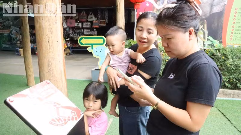 Nhiều người hết sức bất ngờ và thú vị khi trải nghiệm Dự án "Yêu lắm Việt Nam" trên điện thoại thông minh. Nhiều người hết sức bất ngờ và thú vị khi trải nghiệm Dự án "Yêu lắm Việt Nam" trên điện thoại thông minh.
