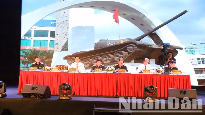Các đại biểu chủ trì hội thảo. Các đại biểu chủ trì hội thảo.