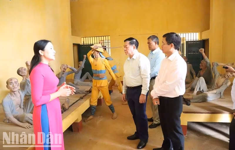 Đồng chí Nguyễn Trọng Nghĩa thăm xà lim giam cầm các chiến sĩ cộng sản tại Di lịch lịch sử quốc gia đặc biệt Nhà đày Buôn Ma Thuột.