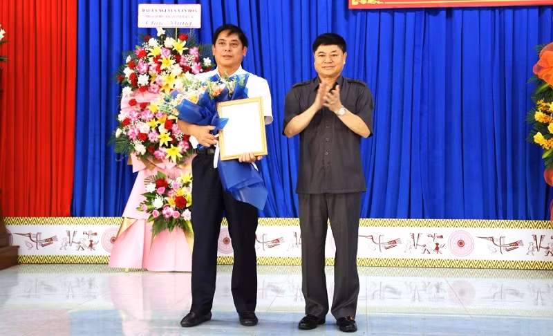 Phó Bí thư Thường trực Tỉnh ủy Đắk Lắk Phạm Minh Tấn trao quyết định của Ban Thường vụ Tỉnh ủy điều động và chỉ định đồng chí Trần Đình Nhuận, Giám đốc Sở Tài nguyên và Môi trường tham gia Ban Chấp hành Đảng bộ huyện, Ban Thường vụ Huyện ủy và giữ chức vụ Bí thư Huyện ủy Cư M’gar, nhiệm kỳ 2020-2025.