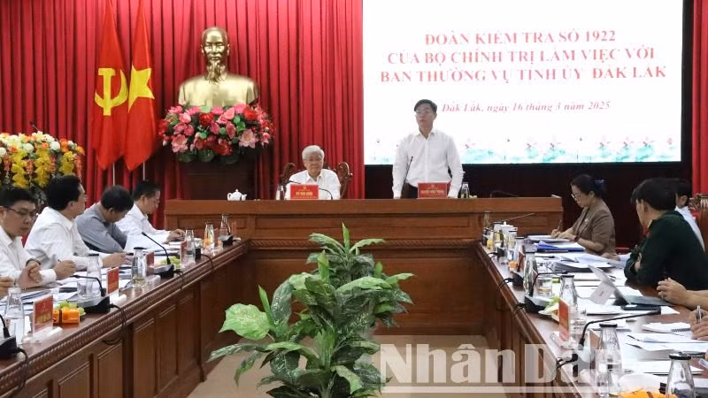 Bí thư Tỉnh ủy Đắk Lắk Nguyễn Đình Trung đề xuất một số nội dung với Đoàn Kiểm tra.