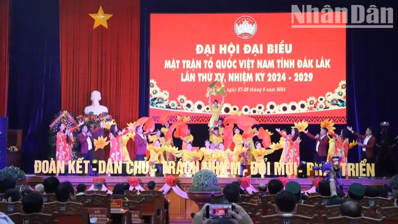 Văn nghệ chào mừng Đại hội.