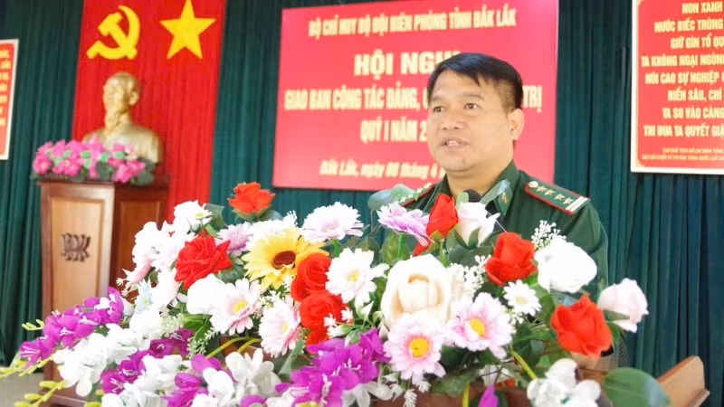 Đại tá Rơ Lan Ngân, Phó Chính ủy Bộ đội Biên phòng tỉnh Đắk Lắk phát biểu tại hội nghị. Đại tá Rơ Lan Ngân, Phó Chính ủy Bộ đội Biên phòng tỉnh Đắk Lắk phát biểu tại hội nghị.