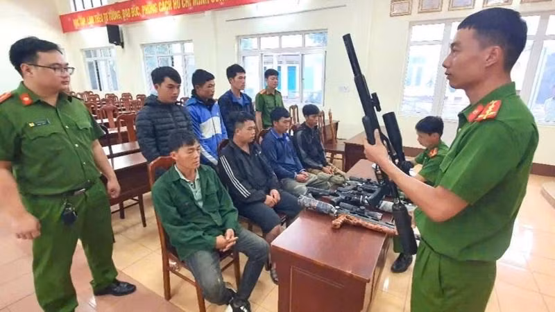 Tại cơ quan Công an, bước đầu các đối tượng khai nhận đã đặt mua các linh kiện súng trên mạng Internet, sau đó tự lắp ráp. Mỗi khẩu súng có giá từ sáu đến tám triệu đồng.
