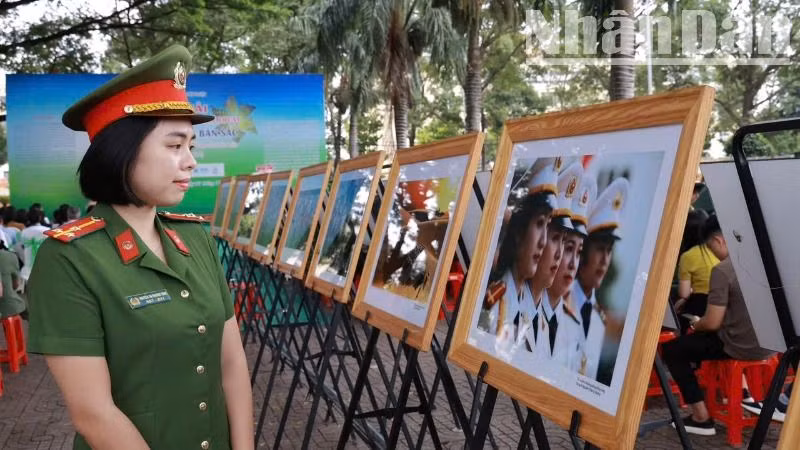 Các cán bộ Công an thăm quan triển lãm.