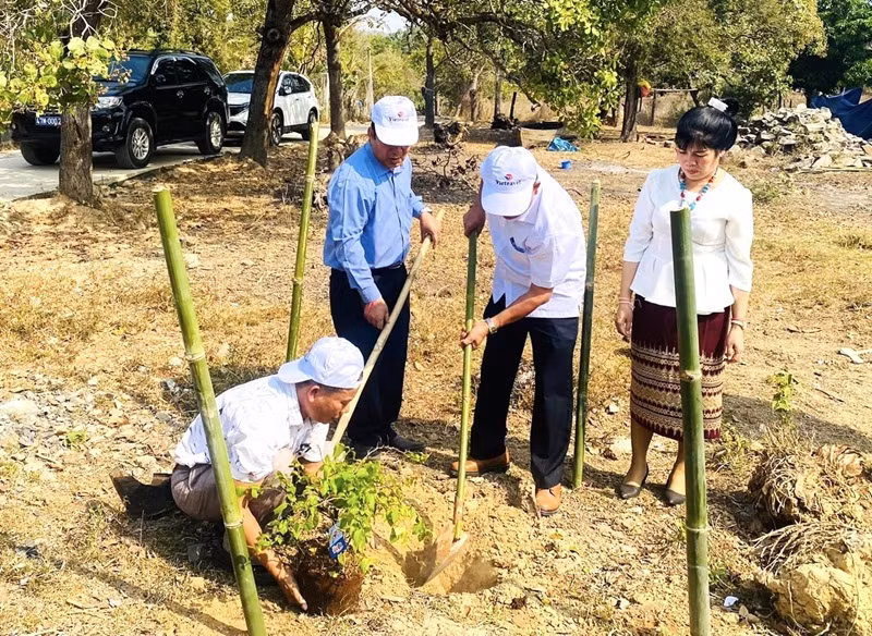 Các đại biểu trồng cây xanh tại buôn du lịch cộng đồng buôn Trí, xã Krông Na, huyện Buôn Đôn. Các đại biểu trồng cây xanh tại buôn du lịch cộng đồng buôn Trí, xã Krông Na, huyện Buôn Đôn.