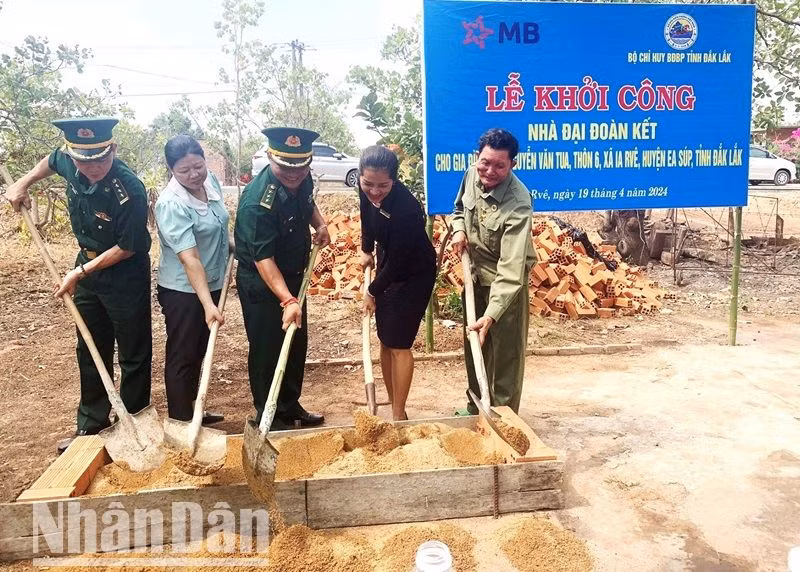 Đại diện các đơn vị và gia đình tổ chức khởi công xây dựng nhà Đại đoàn kết. Đại diện các đơn vị và gia đình tổ chức khởi công xây dựng nhà Đại đoàn kết.