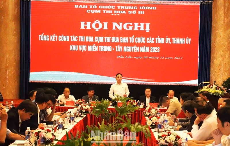 Đại diện Ban Tổ chức Trung ương phát biểu trao đổi tại hội nghị.