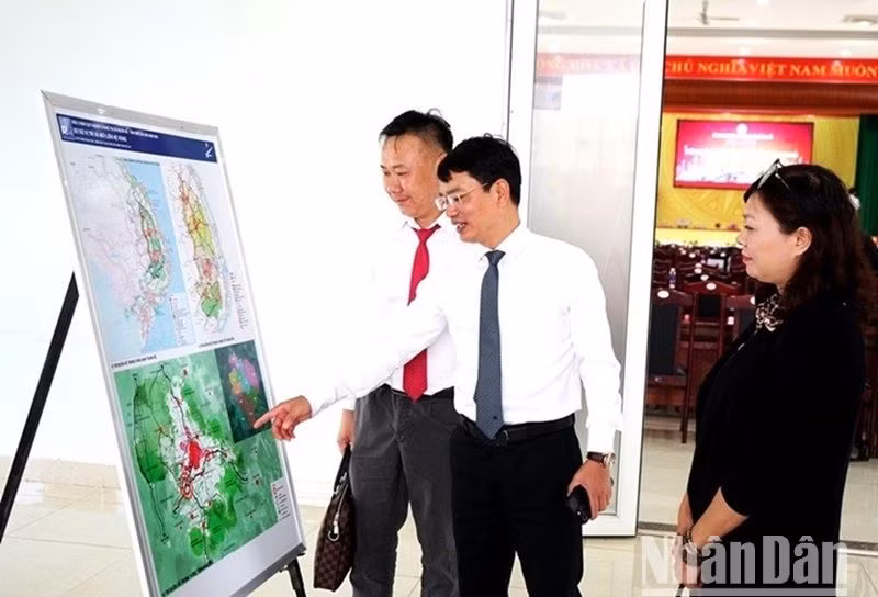 Các đại biểu tìm hiểu thông tin Đồ án điều chỉnh Quy hoạch chung thị xã Buôn Hồ đến năm 2045.