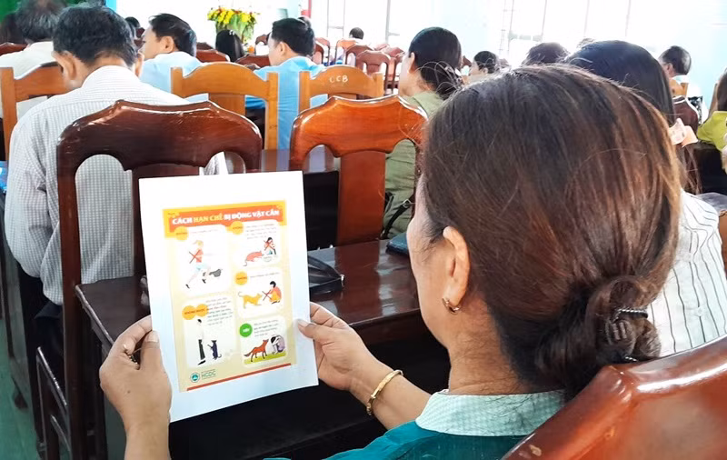 Người dân tìm hiểu về bệnh dại do bị chó, mèo cắn.