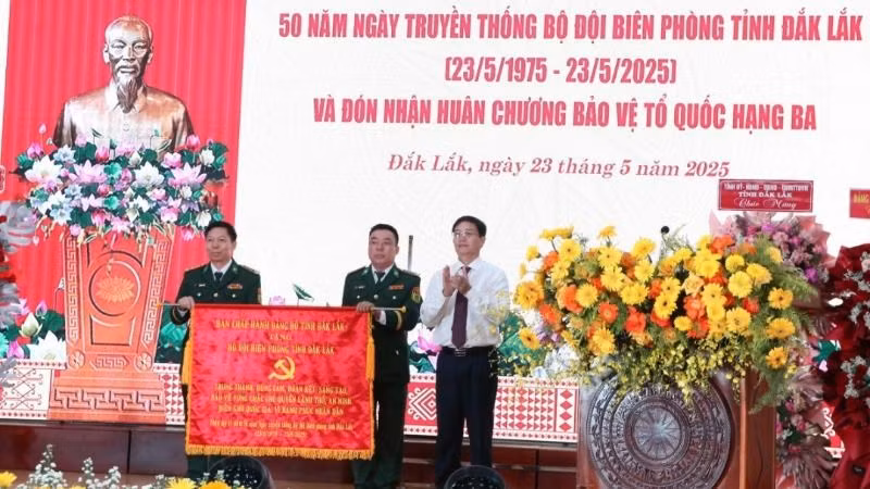 Bí thư Tỉnh ủy Đắk Lắk Nguyễn Đình Trung trao bức trướng của Ban Chấp hành Đảng bộ tỉnh tặng Bộ đội Biên phòng tỉnh Đắk Lắk. Bí thư Tỉnh ủy Đắk Lắk Nguyễn Đình Trung trao bức trướng của Ban Chấp hành Đảng bộ tỉnh tặng Bộ đội Biên phòng tỉnh Đắk Lắk.