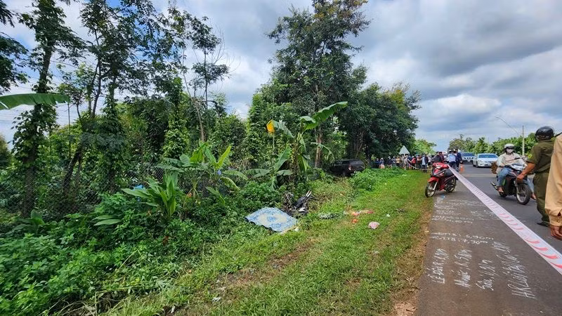 Hiện trường vụ tai nạn giao thông đặc biệt nghiêm trọng xảy ra vào khoảng 6 giờ 30 phút ngày 2/8 trên tuyến Quốc lộ 26, đoạn qua thôn 12, xã Ea Tu, thành phố Buôn Ma Thuột, tỉnh Đắk Lắk giữa xe ô-tô bán tải và xe máy khiến 3 người trong gia đình tử vong tại chỗ. Hiện trường vụ tai nạn giao thông đặc biệt nghiêm trọng xảy ra vào khoảng 6 giờ 30 phút ngày 2/8 trên tuyến Quốc lộ 26, đoạn qua thôn 12, xã Ea Tu, thành phố Buôn Ma Thuột, tỉnh Đắk Lắk giữa xe ô-tô bán tải và xe máy khiến 3 người trong gia đình tử vong tại chỗ.