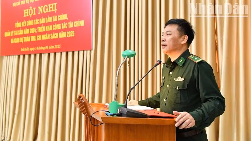 Trung tá Đặng Hải Dương, Chủ nhiệm Hậu cần-Kỹ thuật, trình bày báo cáo tại hội nghị.