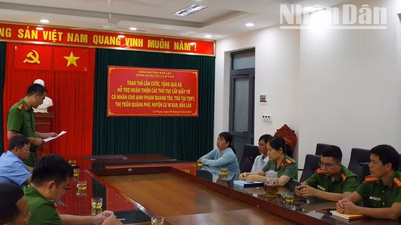 Quang cảnh buổi trao căn cước, tặng quà và hỗ trợ hoàn thiện các thủ tục cấp giấy tờ cá nhân cho anh Phạm Quang Tèo. Quang cảnh buổi trao căn cước, tặng quà và hỗ trợ hoàn thiện các thủ tục cấp giấy tờ cá nhân cho anh Phạm Quang Tèo.