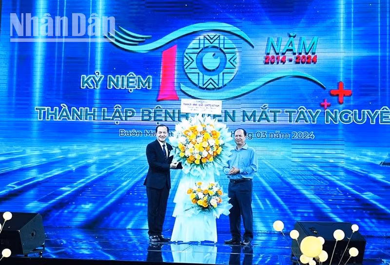 Các cơ quan, đơn vị tặng hoa chúc mừng Bệnh viện mắt Tây Nguyên nhân kỷ niệm 10 năm thành lập.
