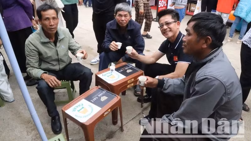 Thưởng thức cà-phê miễn phí tại Hội chợ triển lãm chuyên ngành cà-phê và sản phẩm OCOP năm 2025. Thưởng thức cà-phê miễn phí tại Hội chợ triển lãm chuyên ngành cà-phê và sản phẩm OCOP năm 2025.