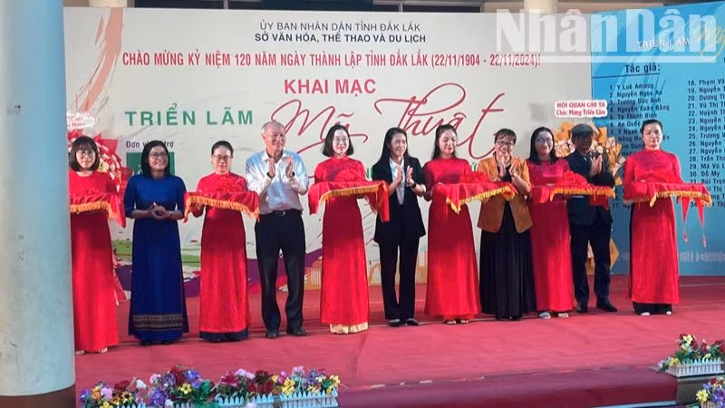Các đại biểu cắt băng khai mạc triển lãm.