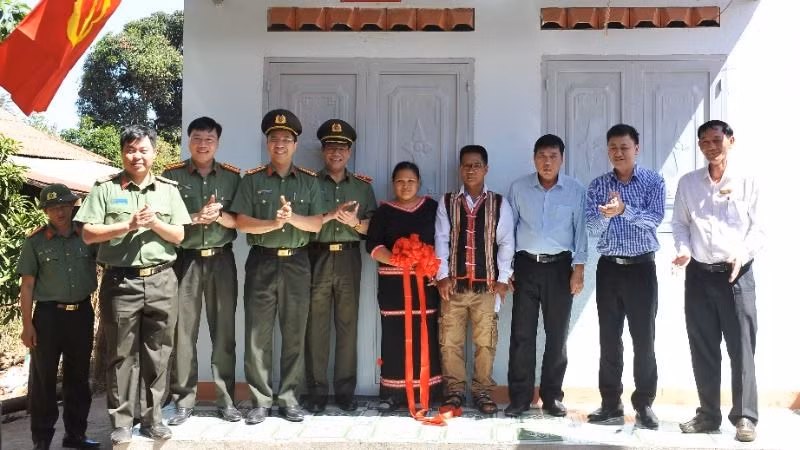 Công an tỉnh Đắk Lắk và các ngành chức năng, chính quyền địa phương bàn giao nhà tình nghĩa cho gia đình bà Rơ Âu H’hra tại buôn Dang, xã Ea H’leo, huyện Ea H’leo. (Ảnh: CTV)