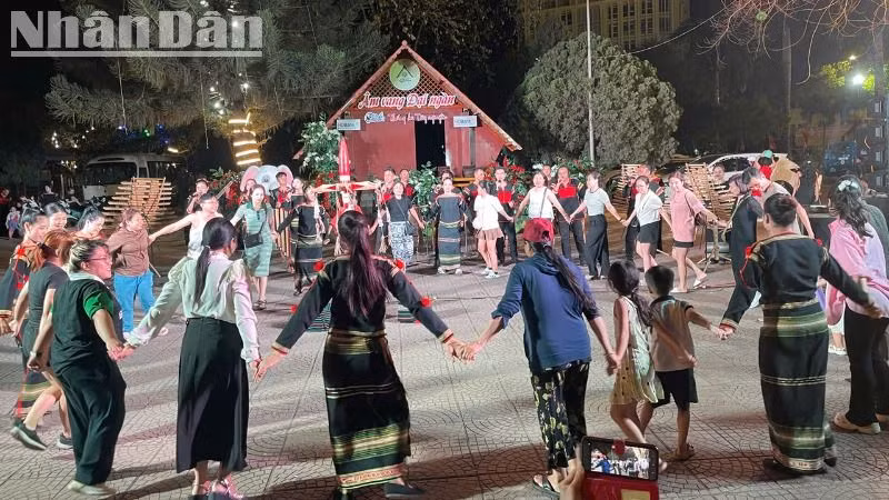 Hoạt động biểu diễn cồng chiêng phục vụ nhân dân và du khách do Trung tâm Văn hóa và Du lịch tỉnh Đắk Lắk tổ chức thu hút đông đảo nhân dân và du khách tham gia giao lưu. Hoạt động biểu diễn cồng chiêng phục vụ nhân dân và du khách do Trung tâm Văn hóa và Du lịch tỉnh Đắk Lắk tổ chức thu hút đông đảo nhân dân và du khách tham gia giao lưu.