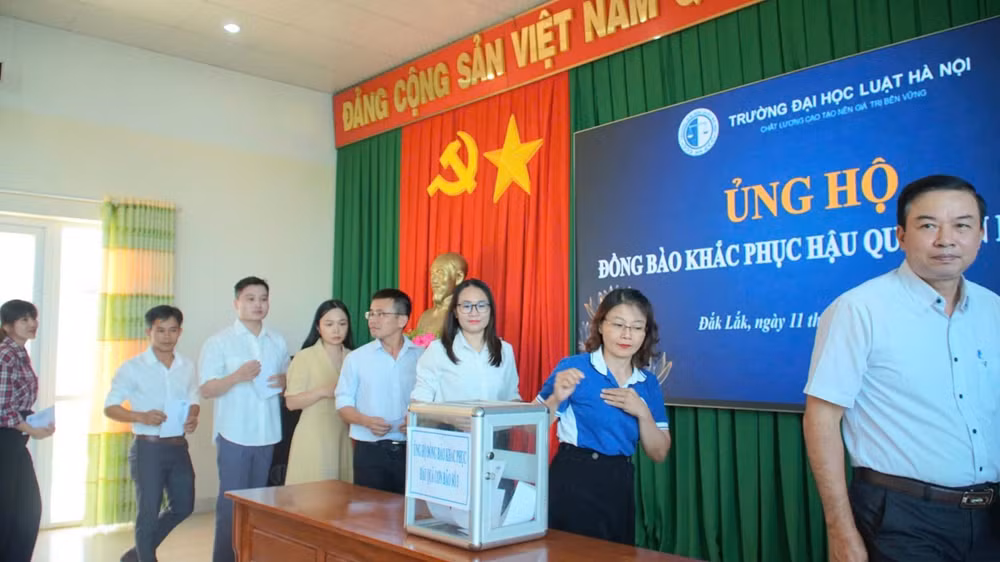 Cán bộ, giảng viên Phân hiệu Trường đại học Luật Hà Nội tại Đắk Lắk ủng hộ đồng bào các tỉnh phía bắc khắc phục hậu quả lũ lụt. Cán bộ, giảng viên Phân hiệu Trường đại học Luật Hà Nội tại Đắk Lắk ủng hộ đồng bào các tỉnh phía bắc khắc phục hậu quả lũ lụt.