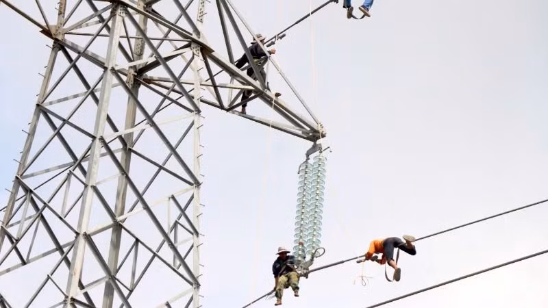 Những ngày này dù thời tiết khá nóng bức nhưng các kỹ sư, công nhân vẫn khẩn trương tháo dỡ, di dời trụ điện.
