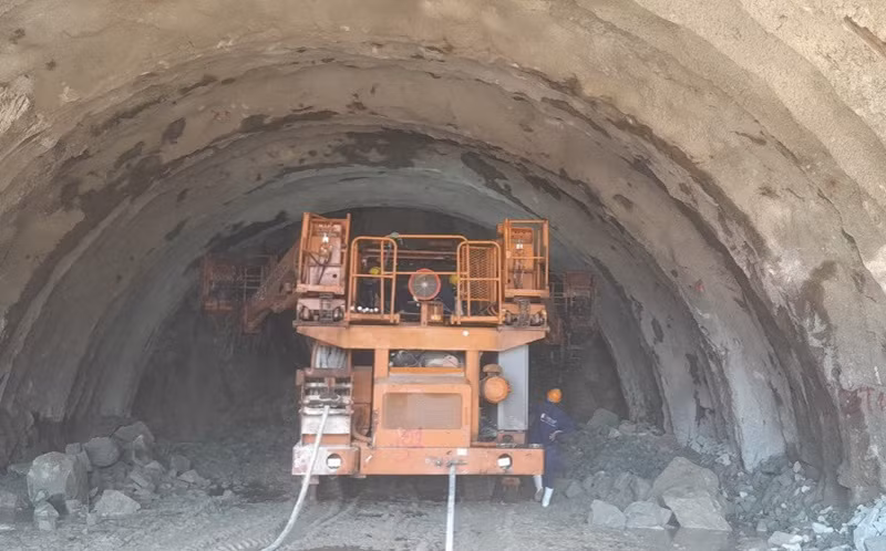 Một máy đang đào hầm Phượng Hoàng.