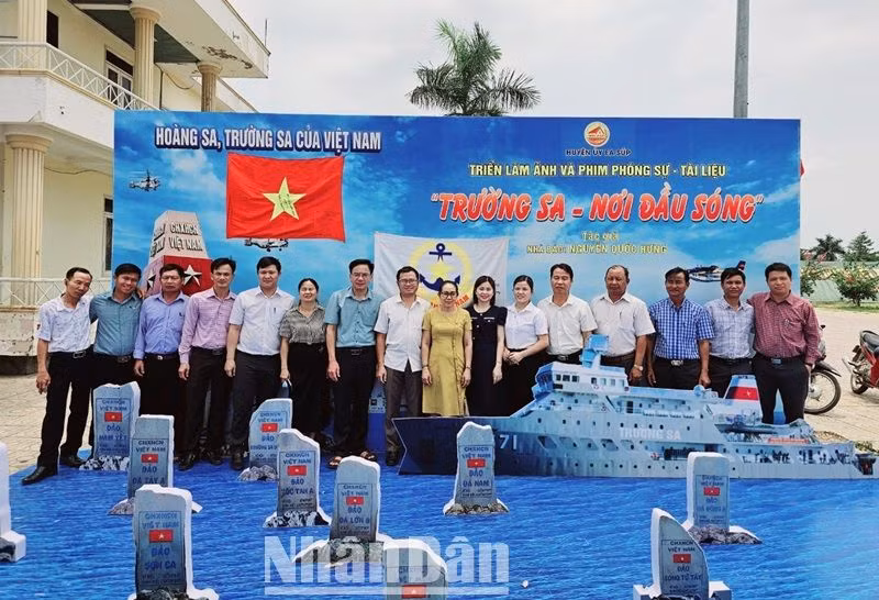 Giới thiệu mô hình 21 đảo thuộc Quần đảo Trường Sa của Việt Nam tại triển lãm.