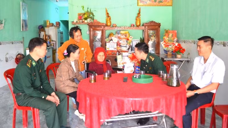 Đại tá Đỗ Quang Thấm, Chính ủy Bộ đội Biên phòng tỉnh Đắk Lắk và đoàn công tác đến thăm, chúc Tết Mẹ Việt Nam Anh hùng Nguyễn Thị Xuân. Đại tá Đỗ Quang Thấm, Chính ủy Bộ đội Biên phòng tỉnh Đắk Lắk và đoàn công tác đến thăm, chúc Tết Mẹ Việt Nam Anh hùng Nguyễn Thị Xuân.