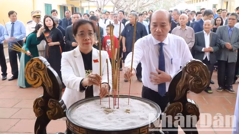 Phó Bí thư Thường trực Tỉnh ủy, Chủ tịch Hội đồng Nhân dân tỉnh Đắk Lắk Huỳnh Thị Chiến Hòa và Chủ tịch Ủy ban Nhân dân tỉnh Phạm Ngọc Nghị dâng hương tưởng niệm các chiến sĩ cách mạng đã hy sinh tại Di tích lịch sử quốc gia đặc biệt Nhà đày Buôn Ma Thuột, nhân kỷ niệm 50 năm Chiến thắng Buôn Ma Thuột (10/3/1975-10/3/2025). Phó Bí thư Thường trực Tỉnh ủy, Chủ tịch Hội đồng Nhân dân tỉnh Đắk Lắk Huỳnh Thị Chiến Hòa và Chủ tịch Ủy ban Nhân dân tỉnh Phạm Ngọc Nghị dâng hương tưởng niệm các chiến sĩ cách mạng đã hy sinh tại Di tích lịch sử quốc gia đặc biệt Nhà đày Buôn Ma Thuột, nhân kỷ niệm 50 năm Chiến thắng Buôn Ma Thuột (10/3/1975-10/3/2025).