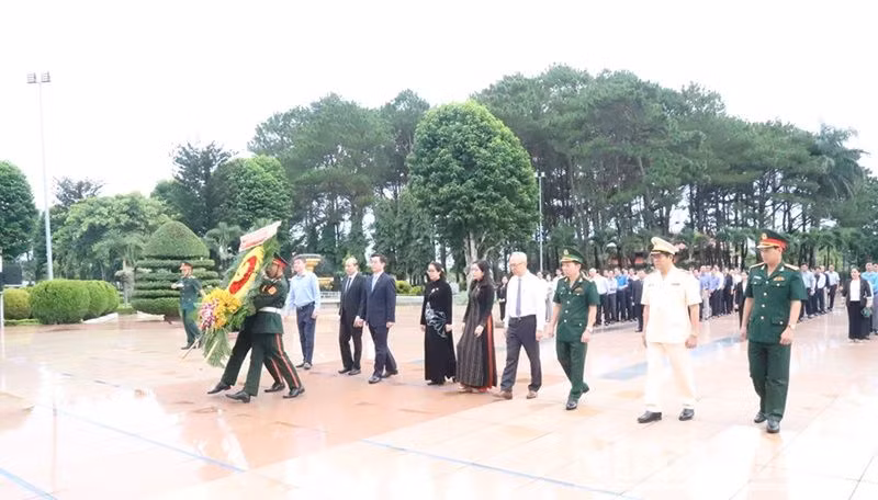 Các đồng chí lãnh đạo tỉnh Đắk Lắk dâng hoa tưởng nhớ các anh hùng, liệt sĩ tại Nghĩa trang liệt sĩ tỉnh Đắk Lắk. Các đồng chí lãnh đạo tỉnh Đắk Lắk dâng hoa tưởng nhớ các anh hùng, liệt sĩ tại Nghĩa trang liệt sĩ tỉnh Đắk Lắk.