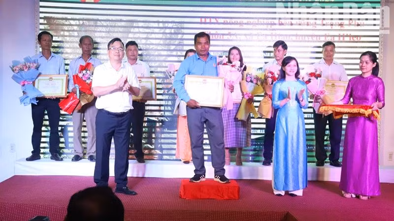Lãnh đạo Hội Nông dân tỉnh Đắk Lắk trao giấy chứng nhận tuyên dương các tổ hợp tác, hợp tác xã xuất sắc. Lãnh đạo Hội Nông dân tỉnh Đắk Lắk trao giấy chứng nhận tuyên dương các tổ hợp tác, hợp tác xã xuất sắc.