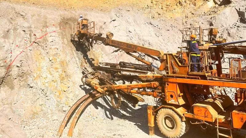 Nhánh phải phía đông hầm Phượng Hoàng (trên địa phận tỉnh Khánh Hòa) thuộc gói thầu XL01 dự án cao tốc Khánh Hòa-Buôn Ma Thuột đã khoan những mũi đầu tiên để mở cửa hầm. 