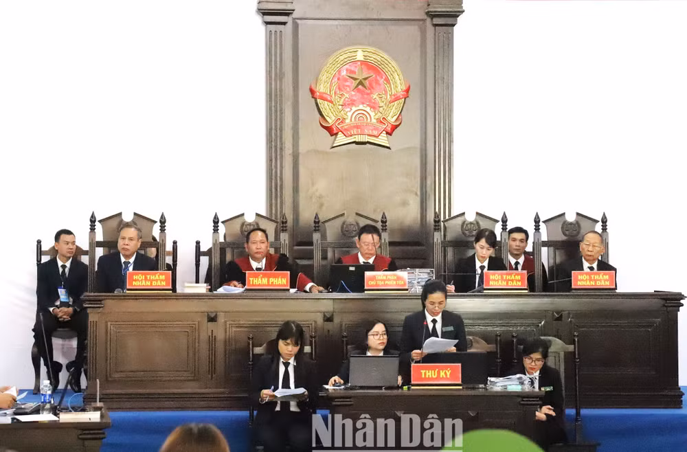Hội đồng xét xử phiên tòa.