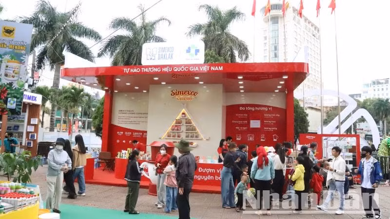 Một gian hàng trưng bày cà-phê tại hội chợ của Simexco Daklak.
