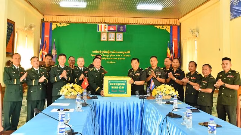 Bộ Chỉ huy Bộ đội Biên phòng tỉnh Đắk Lắk chúc mừng năm mới và tặng quà Tiểu khu Quân sự Mondulkiri, Vương quốc Campuchia. Bộ Chỉ huy Bộ đội Biên phòng tỉnh Đắk Lắk chúc mừng năm mới và tặng quà Tiểu khu Quân sự Mondulkiri, Vương quốc Campuchia.