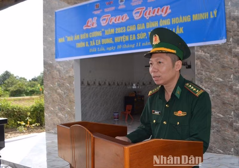 Đại tá Đỗ Quang Thấm, Chính ủy Bộ đội Biên phòng tỉnh Đắk Lắk phát biểu tại lễ trao tặng nhà. Đại tá Đỗ Quang Thấm, Chính ủy Bộ đội Biên phòng tỉnh Đắk Lắk phát biểu tại lễ trao tặng nhà.