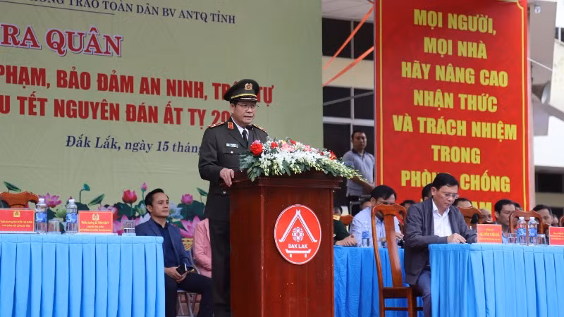 Thiếu tướng Lê Vinh Quy, Giám đốc Công an tỉnh Đắk Lắk, Phó Trưởng ban Thường trực Ban Chỉ đạo phòng, chống tội phạm, tệ nạn xã hội và xây dựng phong trào toàn dân bảo vệ an ninh Tổ quốc tỉnh Đắk Lắk đã phát lệnh ra quân thực hiện đợt cao điểm tấn công trấn áp tội phạm. Thiếu tướng Lê Vinh Quy, Giám đốc Công an tỉnh Đắk Lắk, Phó Trưởng ban Thường trực Ban Chỉ đạo phòng, chống tội phạm, tệ nạn xã hội và xây dựng phong trào toàn dân bảo vệ an ninh Tổ quốc tỉnh Đắk Lắk đã phát lệnh ra quân thực hiện đợt cao điểm tấn công trấn áp tội phạm.