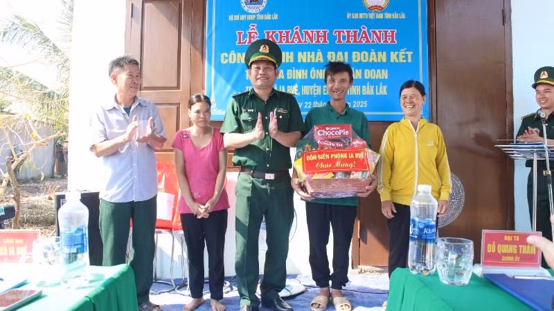 Lãnh đạo Đồn Biên phòng Ia Rvê tặng quà cho gia đình ông Vũ Văn Đoan.