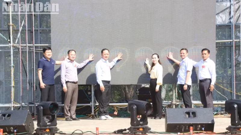 Các đại biểu thực hiện nghi thức khai mạc ngày hội. Các đại biểu thực hiện nghi thức khai mạc ngày hội.