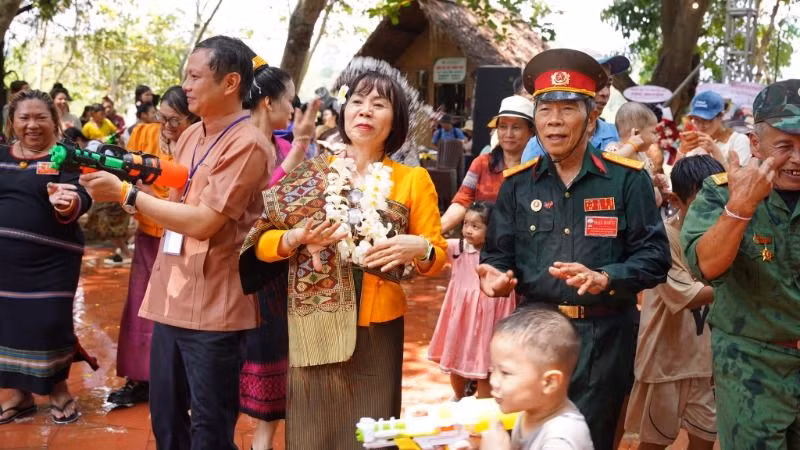 Đông đảo nhân dân địa phương và du khách tham gia ngày Tết cổ truyền Bunpimay - Lào và Ngày hội Văn hóa các dân tộc huyện Buôn Đôn. Đông đảo nhân dân địa phương và du khách tham gia ngày Tết cổ truyền Bunpimay - Lào và Ngày hội Văn hóa các dân tộc huyện Buôn Đôn.