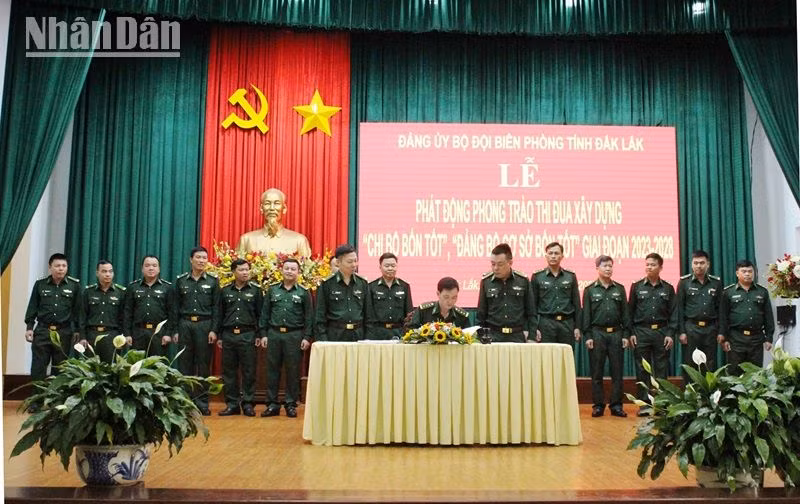 Đại diện các chi bộ, đảng bộ cơ sở ký kết thi đua xây dựng “chi bộ bốn tốt”, “đảng bộ cơ sở bốn tốt”.