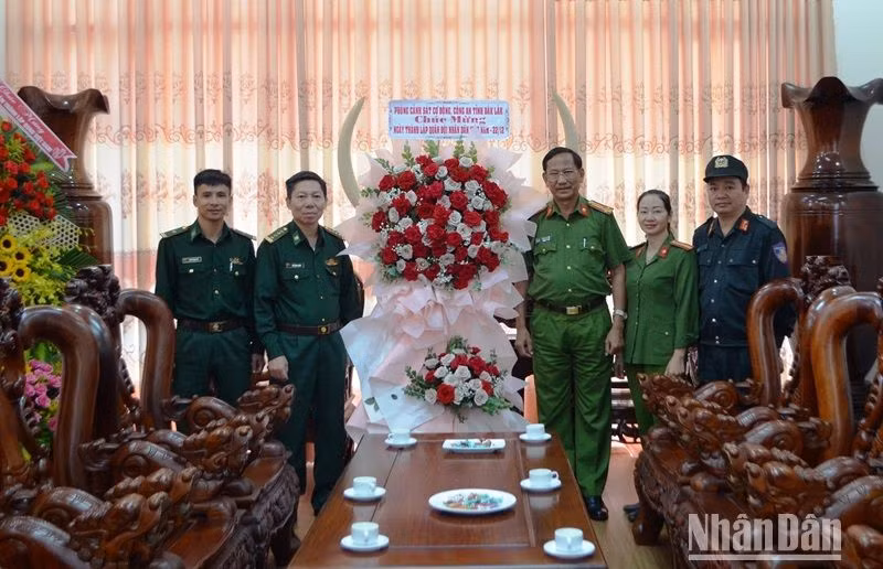Cán bộ, chiến sĩ Phòng cảnh sát cơ động Công an tỉnh Đắk Lắk chúc mừng Bộ chỉ huy Bộ đội Biên phòng tỉnh Đắk Lắk nhân kỷ niệm 79 năm Ngày thành lập Quân đội nhân dân Việt Nam (22/12/1944-22/12/2023), 34 năm Ngày hội Quốc phòng toàn dân (22/12/1989 - 22/12/2023). 