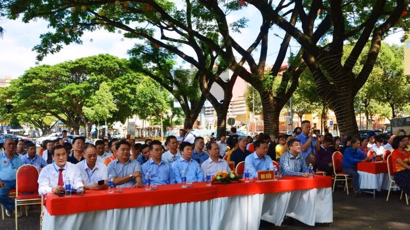 Các đại biểu dự lễ khai mạc giải.