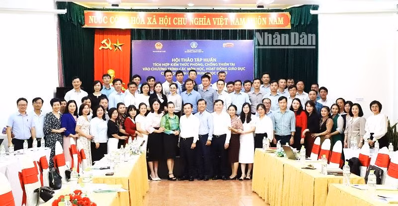 Ban tổ chức hội thảo và các học viên chụp hình lưu niệm.