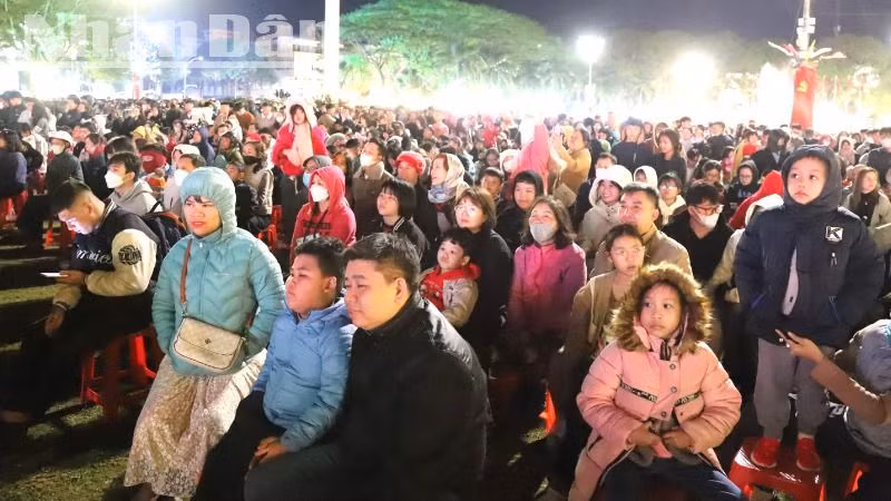 Mặc dù năm nay, thời tiết ở Đắk Lắk khá lạnh và gió nhưng vẫn có đông đảo nhân dân các dân tộc trong tỉnh đến xem chương trình nghệ thuật và bắn pháo hoa chào đón Giao thừa Xuân Ất Tỵ 2025.